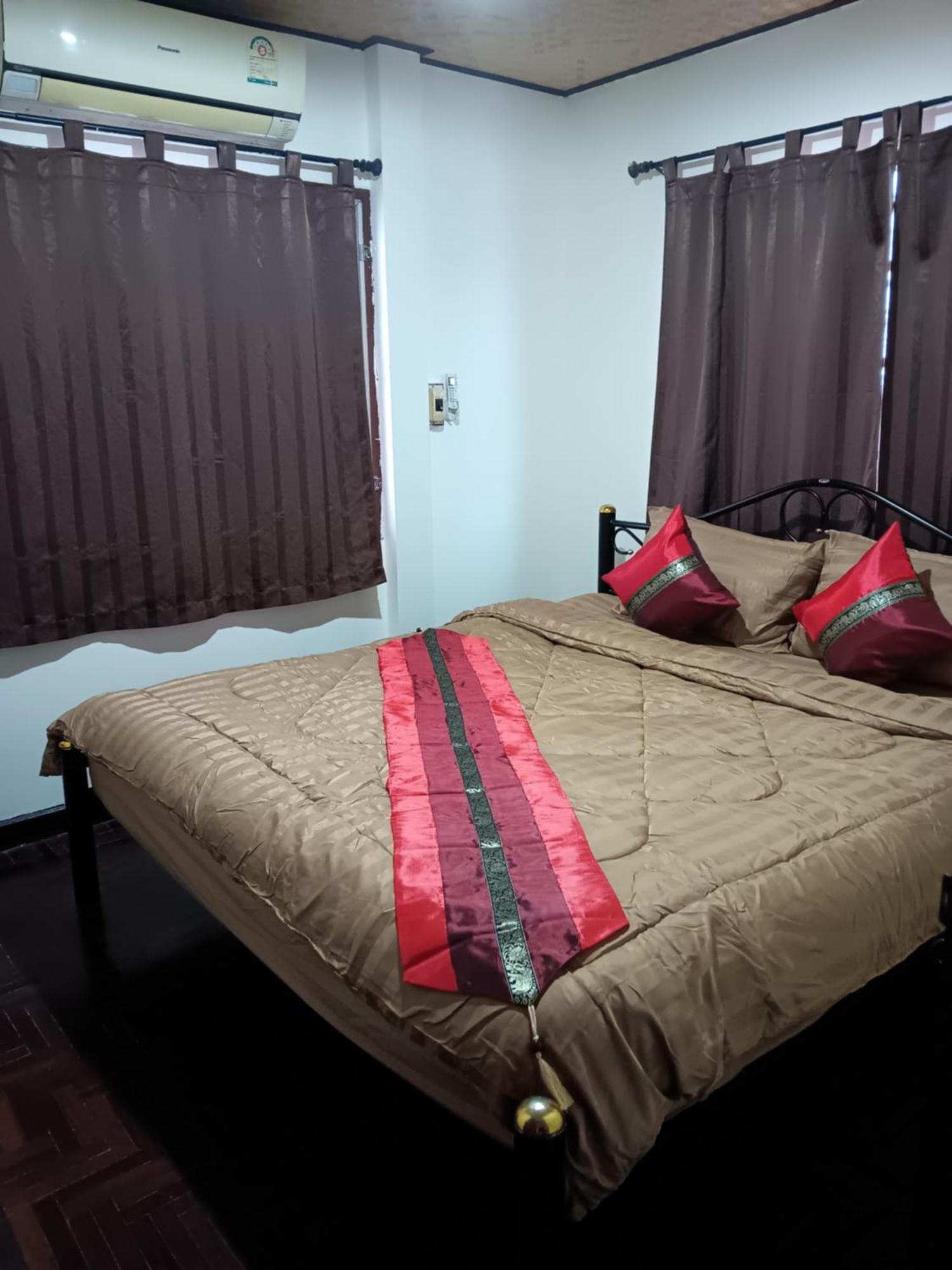 Hug Glur House Tour And Hostel (Adults Only) Chiang Mai Dış mekan fotoğraf