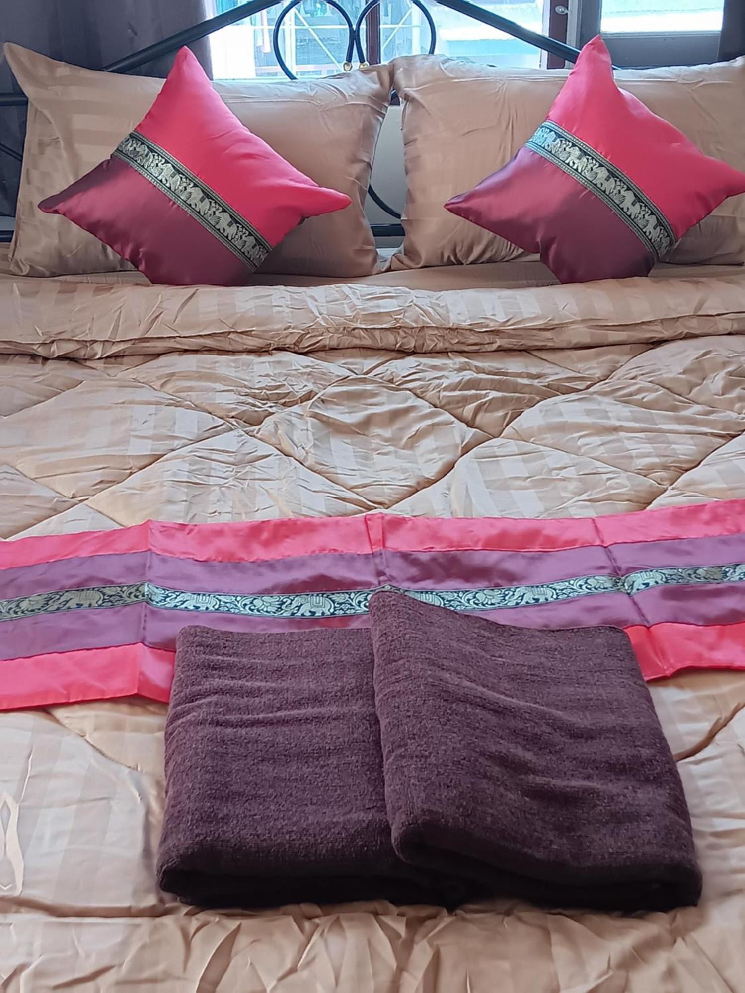 Hug Glur House Tour And Hostel (Adults Only) Chiang Mai Dış mekan fotoğraf