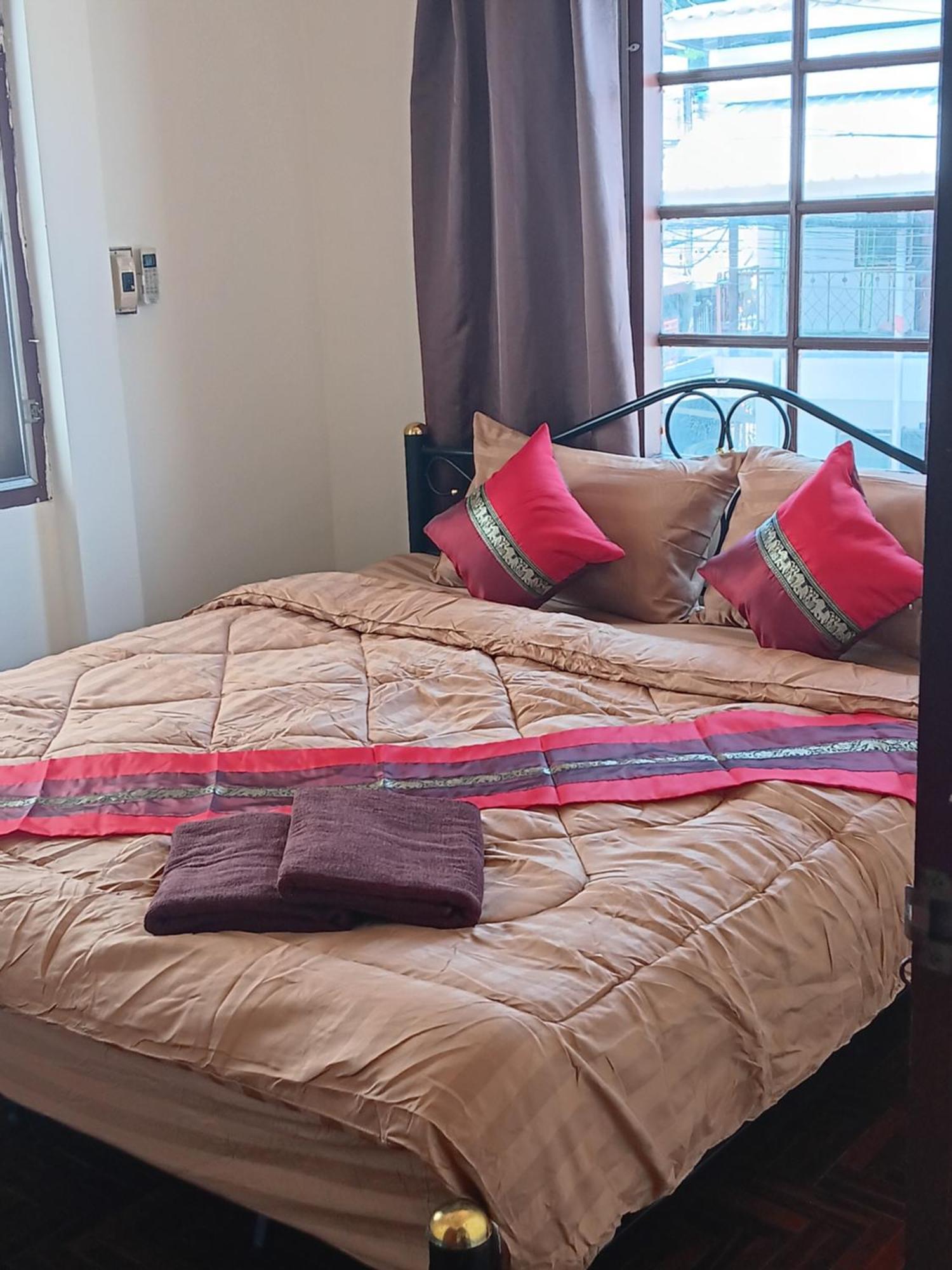 Hug Glur House Tour And Hostel (Adults Only) Chiang Mai Dış mekan fotoğraf